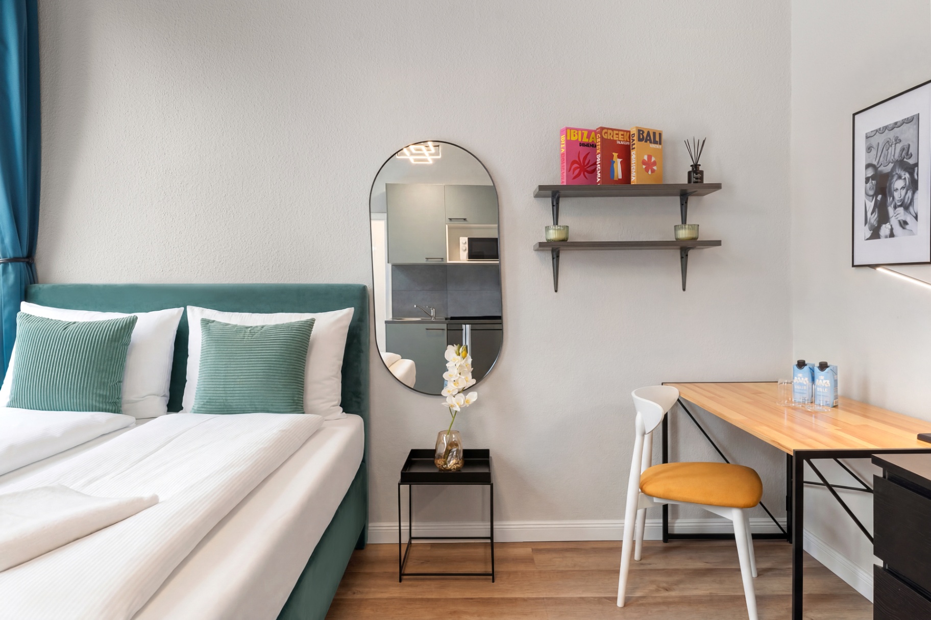 Studio with Kitchenette and King Size Bed - view 2